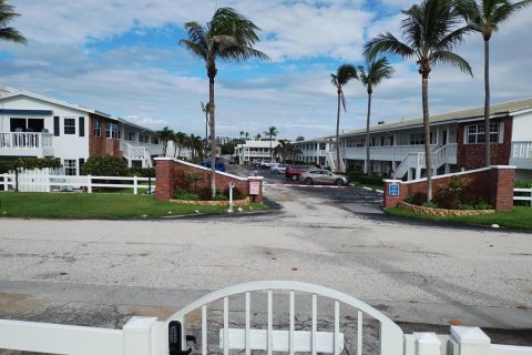 Condo in Ocean Ridge, Florida, 2 bedrooms  № 1226779 - photo 1