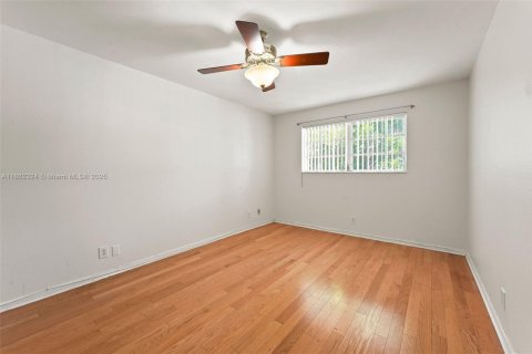 Condo in Miami, Florida, 2 bedrooms  № 1890816 - photo 15