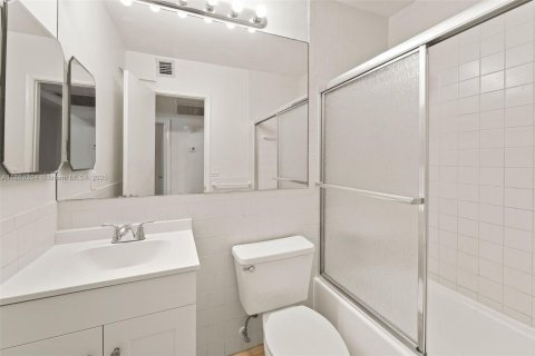 Condo in Miami, Florida, 2 bedrooms  № 1890816 - photo 17