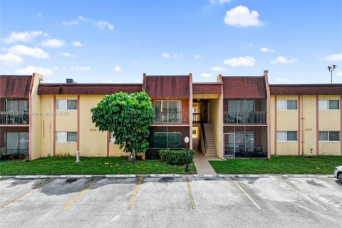 Copropriété à louer à Lauderhill, Floride: 1 chambre, 78.04 m2 № 1966347 - photo 1