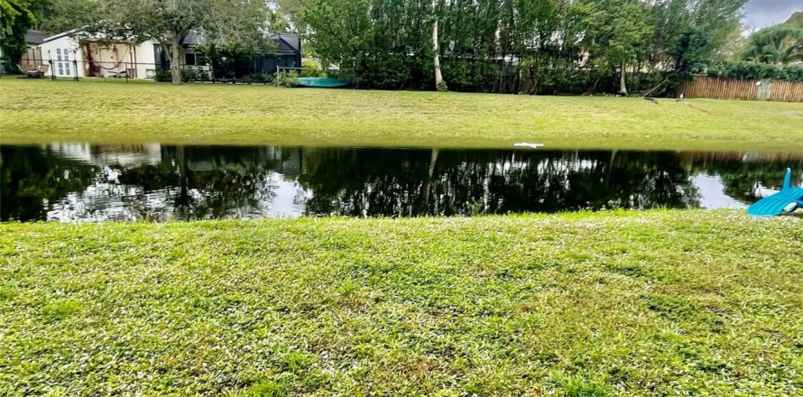 Condo in Coral Springs, Florida, 2 bedrooms № 945950