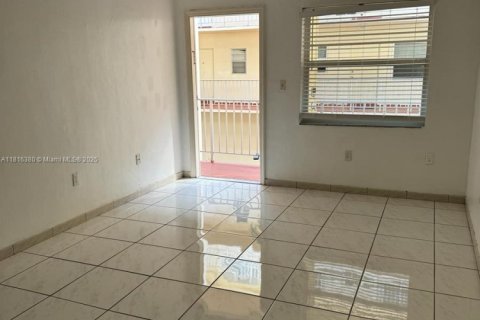 Condo in Hollywood, Florida, 1 bedroom  № 1963031 - photo 2