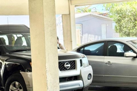 Condo in Hollywood, Florida, 1 bedroom  № 1963031 - photo 16