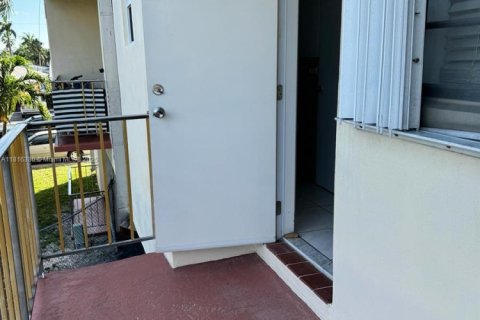 Condo in Hollywood, Florida, 1 bedroom  № 1963031 - photo 12