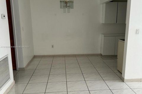 Condo in Hollywood, Florida, 1 bedroom  № 1963031 - photo 3