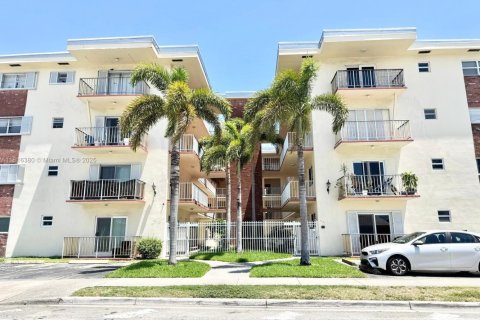 Condo in Hollywood, Florida, 1 bedroom  № 1963031 - photo 1