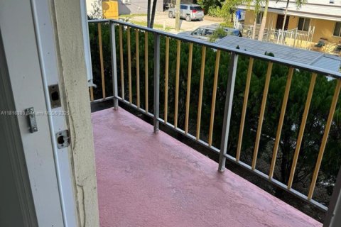 Condo in Hollywood, Florida, 1 bedroom  № 1963031 - photo 11