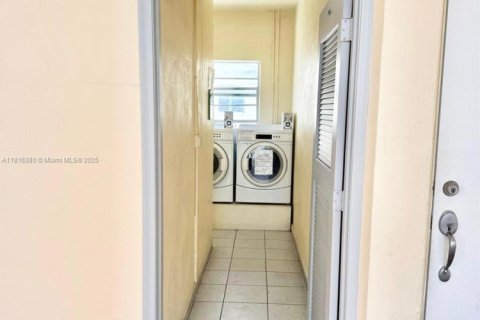 Condo in Hollywood, Florida, 1 bedroom  № 1963031 - photo 14