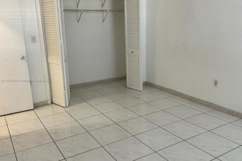 Condo in Hollywood, Florida, 1 bedroom  № 1963031 - photo 9