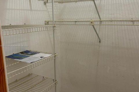 Condo in Hollywood, Florida, 1 bedroom  № 1963031 - photo 5