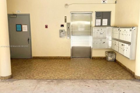 Condo in Hollywood, Florida, 1 bedroom  № 1963031 - photo 15