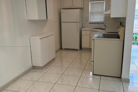 Condo in Hollywood, Florida, 1 bedroom  № 1963031 - photo 4