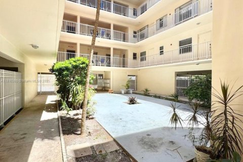 Condo in Hollywood, Florida, 1 bedroom  № 1963031 - photo 13