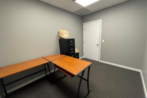 Propiedad comercial en alquiler en Altamonte Springs, Florida, 1386.47 m2 № 808125 - foto 8