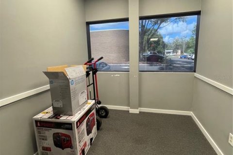 Propiedad comercial en alquiler en Altamonte Springs, Florida, 1386.47 m2 № 808125 - foto 11