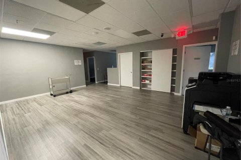 Propiedad comercial en alquiler en Altamonte Springs, Florida, 1386.47 m2 № 808125 - foto 18