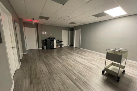 Propiedad comercial en alquiler en Altamonte Springs, Florida, 1386.47 m2 № 808125 - foto 25