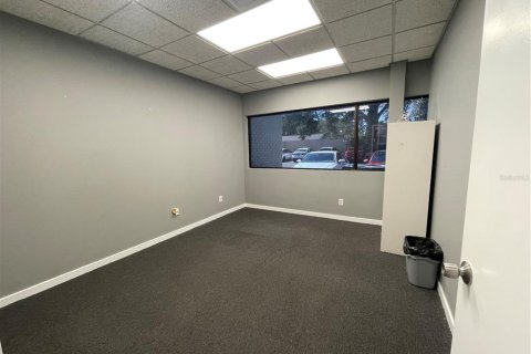 Propiedad comercial en alquiler en Altamonte Springs, Florida, 1386.47 m2 № 808125 - foto 23