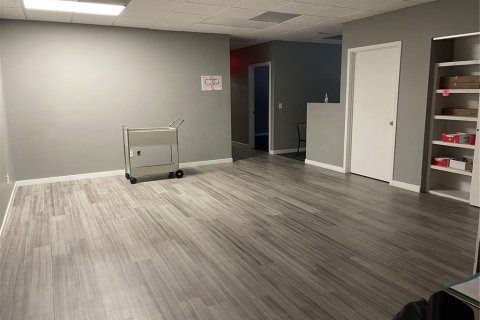Propiedad comercial en alquiler en Altamonte Springs, Florida, 1386.47 m2 № 808125 - foto 17