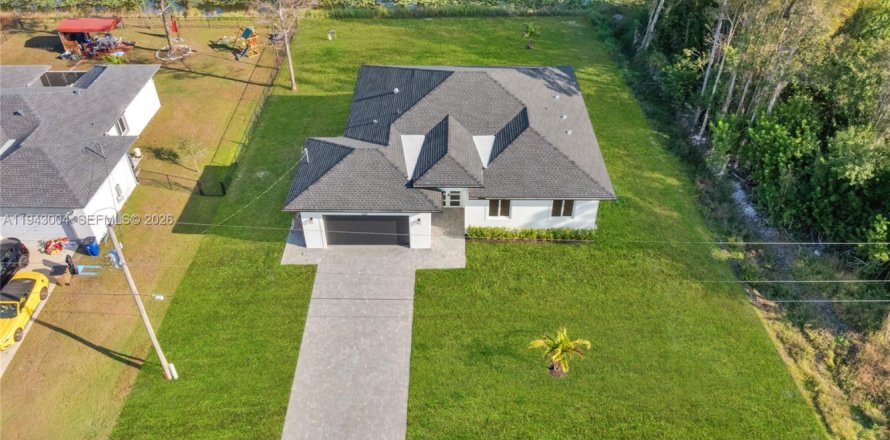 House in Lehigh Acres, Florida 4 bedrooms № 2003676