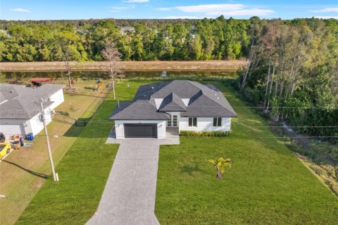 House in Lehigh Acres, Florida 4 bedrooms № 2003676 - photo 4