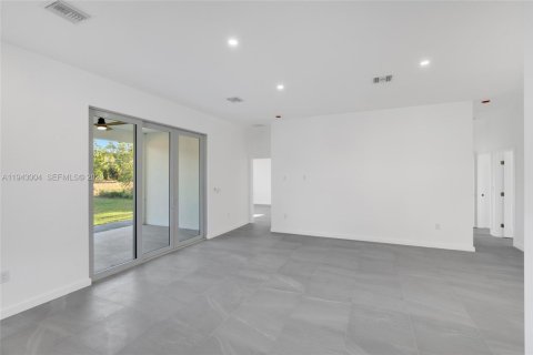 House in Lehigh Acres, Florida 4 bedrooms № 2003676 - photo 15