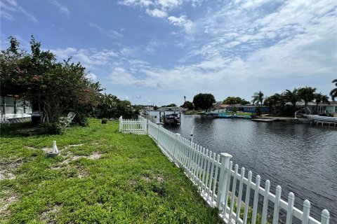 House in Holiday, Florida 3 bedrooms, 161.37 sq.m. № 2259584 - photo 4