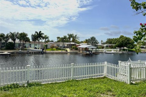 House in Holiday, Florida 3 bedrooms, 161.37 sq.m. № 2259584 - photo 3