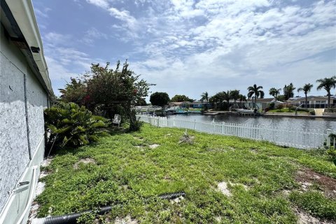 House in Holiday, Florida 3 bedrooms, 161.37 sq.m. № 2259584 - photo 25