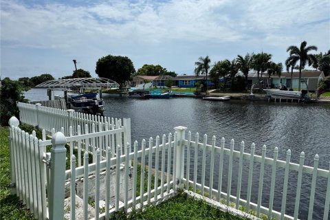 House in Holiday, Florida 3 bedrooms, 161.37 sq.m. № 2259584 - photo 2