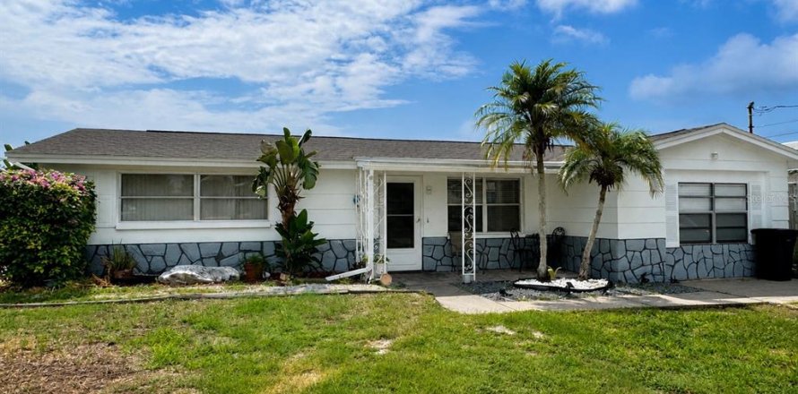 House in Holiday, Florida 3 bedrooms, 161.37 sq.m. № 2259584