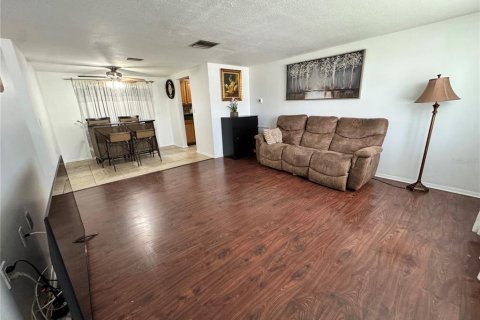 House in Holiday, Florida 3 bedrooms, 161.37 sq.m. № 2259584 - photo 11