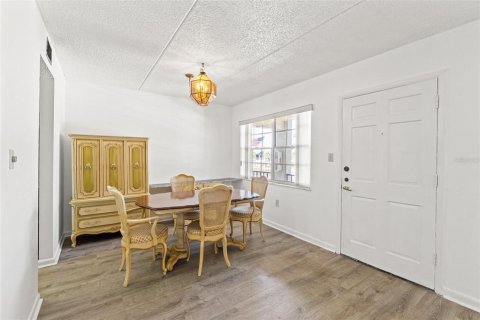 Condo in Seminole, Florida, 2 bedrooms  № 1582592 - photo 5