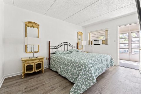 Condo in Seminole, Florida, 2 bedrooms  № 1582592 - photo 10