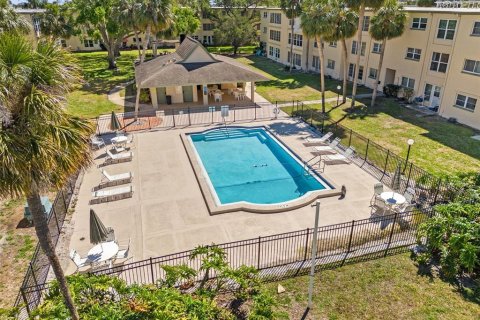 Condo in Seminole, Florida, 2 bedrooms  № 1582592 - photo 2