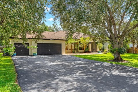 Villa ou maison à vendre à Pembroke Pines, Floride: 4 chambres, 190.82 m2 № 2415857 - photo 2