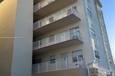 Condominio en venta en Hollywood, Florida, 2 dormitorios, 77.11 m2 № 1863863 - foto 3
