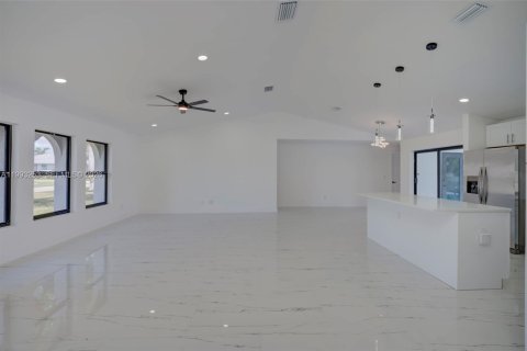 Villa ou maison à vendre à Cape Coral, Floride: 3 chambres, 162.11 m2 № 2056282 - photo 4