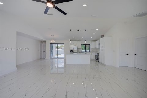 Villa ou maison à vendre à Cape Coral, Floride: 3 chambres, 162.11 m2 № 2056282 - photo 2