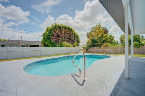 Villa ou maison à vendre à Cape Coral, Floride: 3 chambres, 162.11 m2 № 2056282 - photo 20