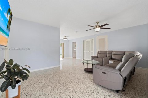 Casa en venta en Homestead, Florida, 4 dormitorios, 125.42 m2 № 1946693 - foto 5