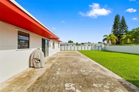 Casa en venta en Homestead, Florida, 4 dormitorios, 125.42 m2 № 1946693 - foto 19