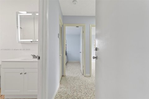 Casa en venta en Homestead, Florida, 4 dormitorios, 125.42 m2 № 1946693 - foto 24