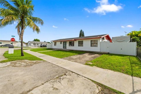 Casa en venta en Homestead, Florida, 4 dormitorios, 125.42 m2 № 1946693 - foto 1