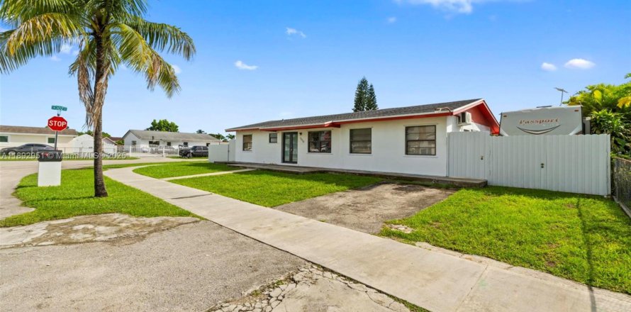 Casa en Homestead, Florida 4 dormitorios, 125.42 m2 № 1946693