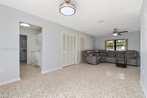 Casa en venta en Homestead, Florida, 4 dormitorios, 125.42 m2 № 1946693 - foto 9