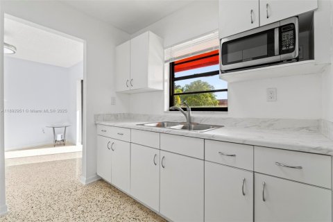 Casa en venta en Homestead, Florida, 4 dormitorios, 125.42 m2 № 1946693 - foto 11