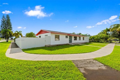 Casa en venta en Homestead, Florida, 4 dormitorios, 125.42 m2 № 1946693 - foto 2
