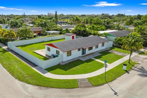 Casa en venta en Homestead, Florida, 4 dormitorios, 125.42 m2 № 1946693 - foto 4