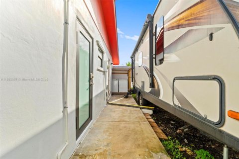 Casa en venta en Homestead, Florida, 4 dormitorios, 125.42 m2 № 1946693 - foto 17